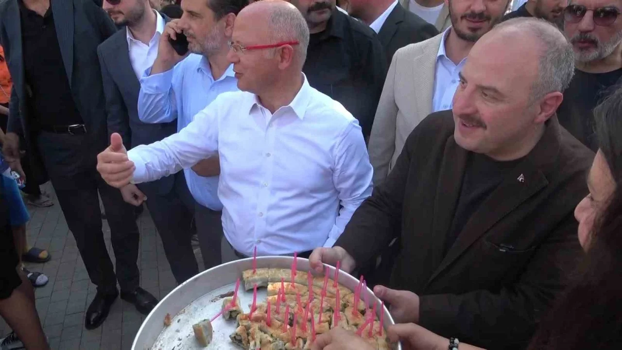 Mustafa Varank'tan Özgür Özel'e börek görüntüleri tepkisi