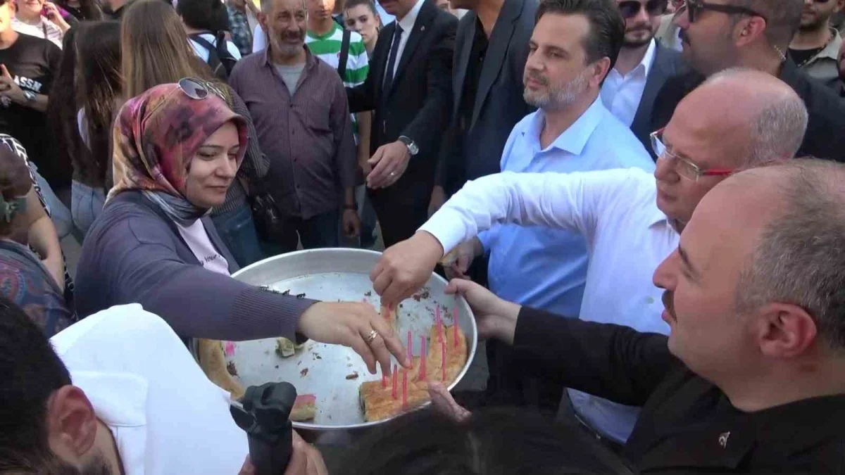 Mustafa Varank'tan Özgür Özel'e börek görüntüleri tepkisi
