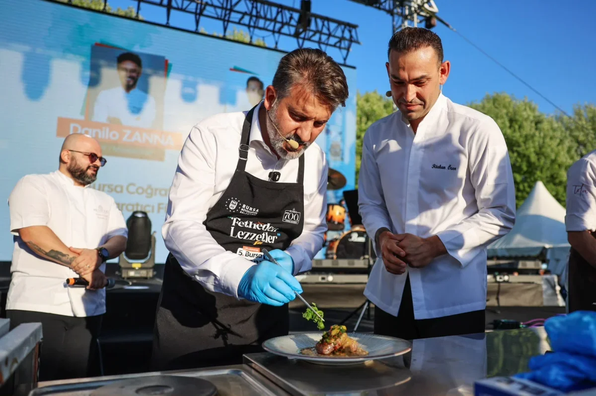 Bursa Gastronomi Festivali'nde Şahin Biba şeflerle mutfağa girdi
