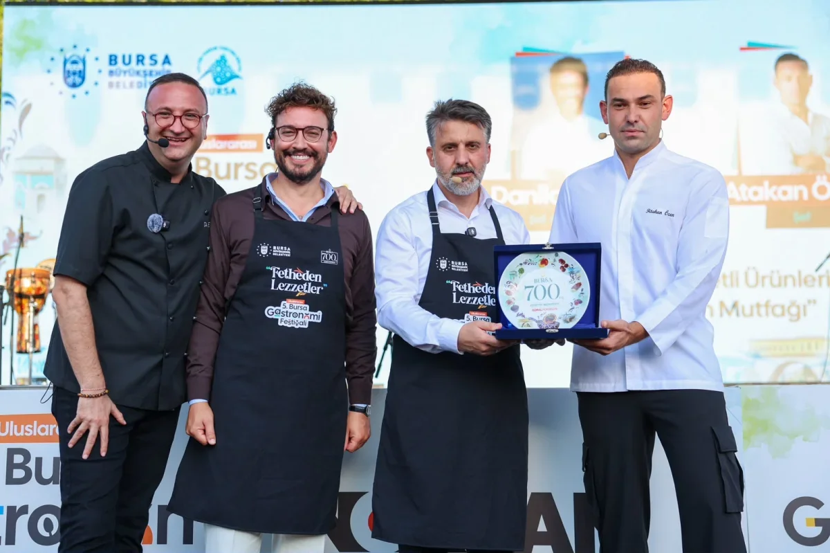 Bursa Gastronomi Festivali'nde Şahin Biba şeflerle mutfağa girdi