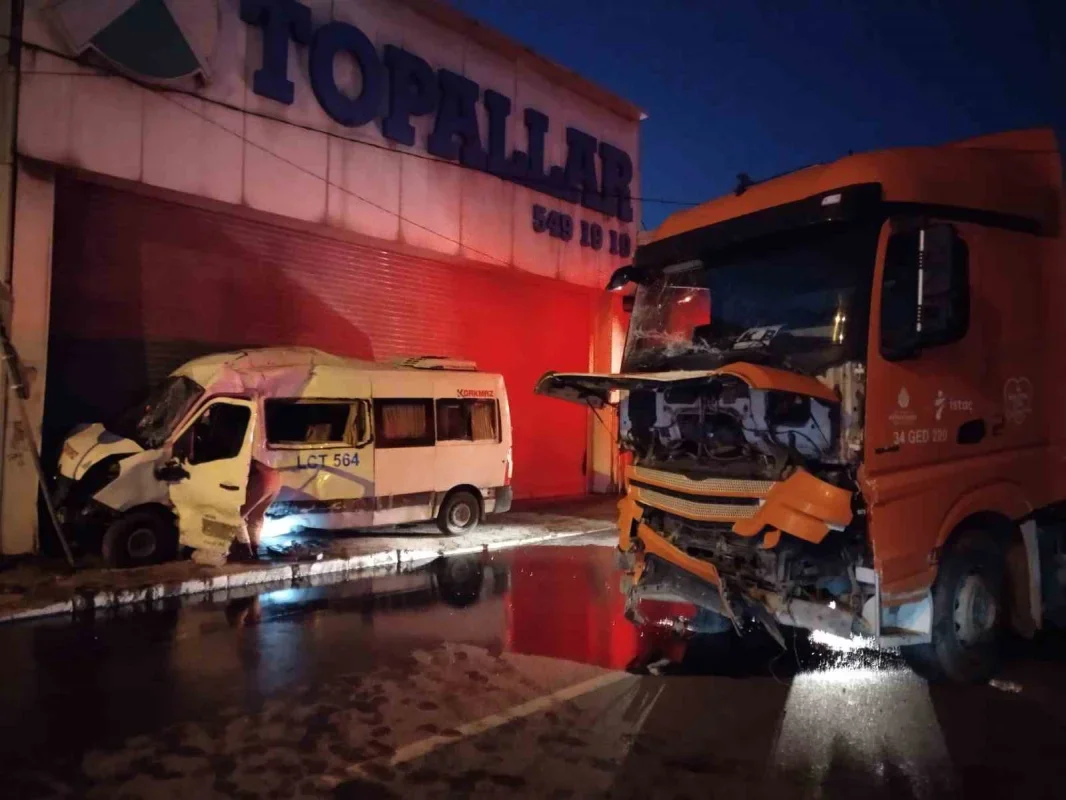 Ümraniye'de İSTAÇ kamyonu ile servis minibüsü çarpıştı: 2 yaralı