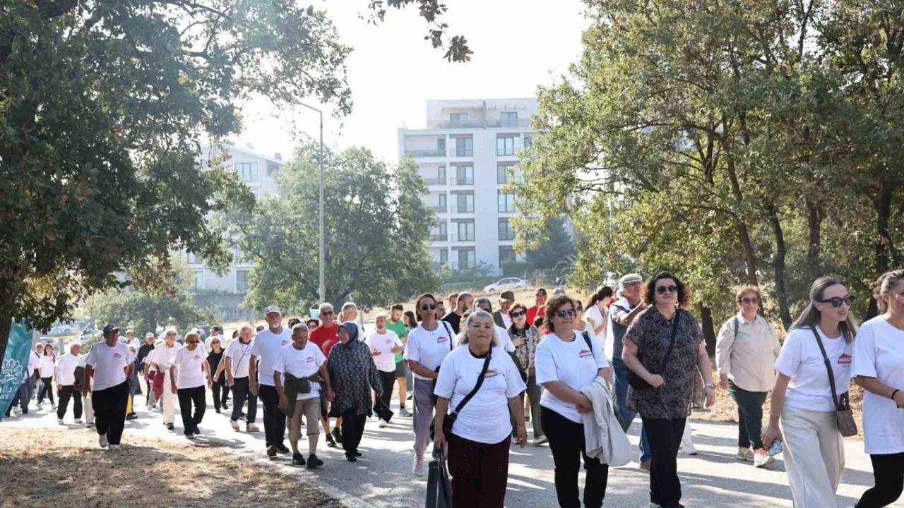 Nilüfer'de Alzheimer farkındalığı için ormanda yürüdüler