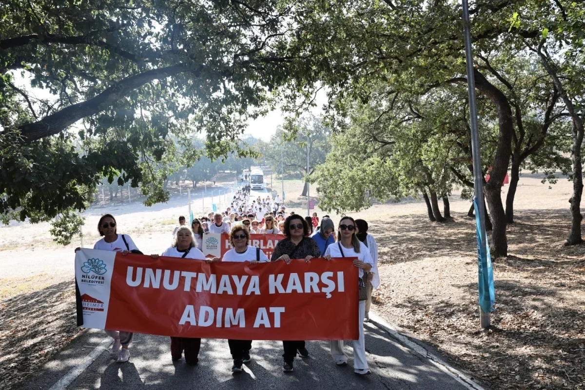 Nilüfer'de Alzheimer farkındalığı için ormanda yürüdüler