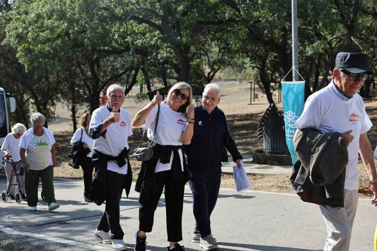 Nilüfer'de Alzheimer farkındalığı için ormanda yürüdüler