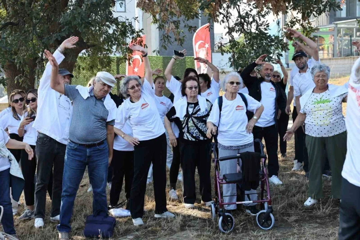 Nilüfer'de Alzheimer farkındalığı için ormanda yürüdüler