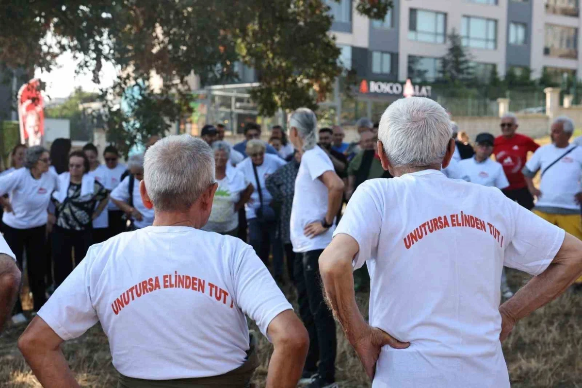 Nilüfer'de Alzheimer farkındalığı için ormanda yürüdüler