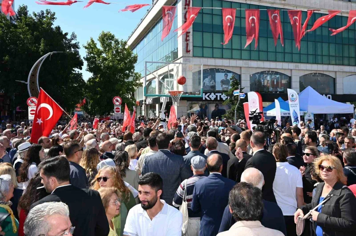 Özgür Özel Yalova'da çiftçiye geçim garantisi sözü verdi