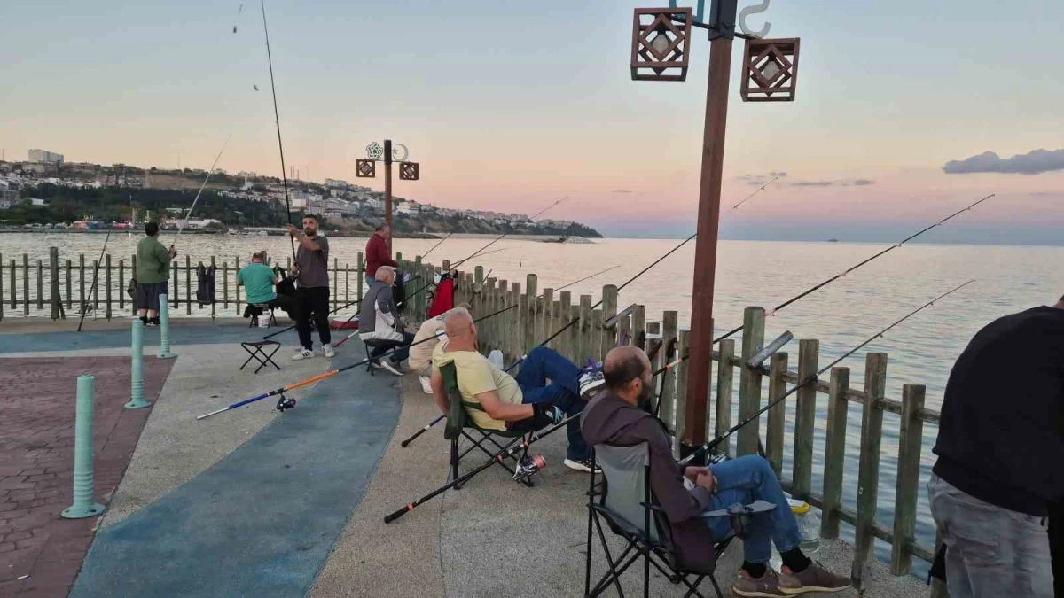 Rumeli İskelesi'nde olta yoğunluğu: Akşam balıkçıları buluşuyor