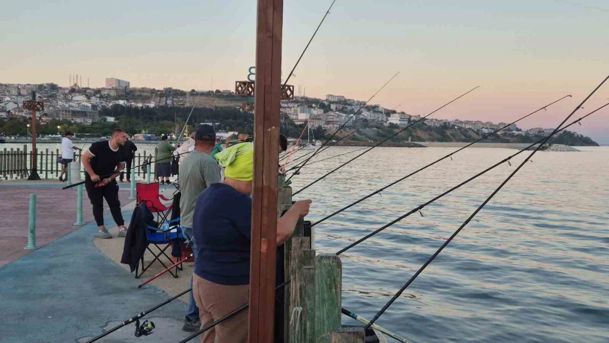 Rumeli İskelesi'nde olta yoğunluğu: Akşam balıkçıları buluşuyor