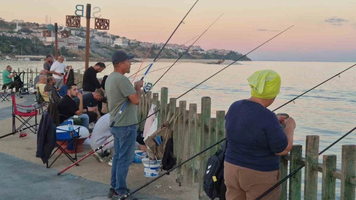 Rumeli İskelesi'nde olta yoğunluğu: Akşam balıkçıları buluşuyor
