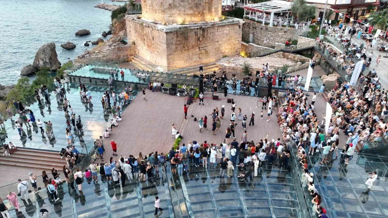 Hıdırlık Kulesi'nde Gün Batımı Konseri Antalyalıları buluşturdu