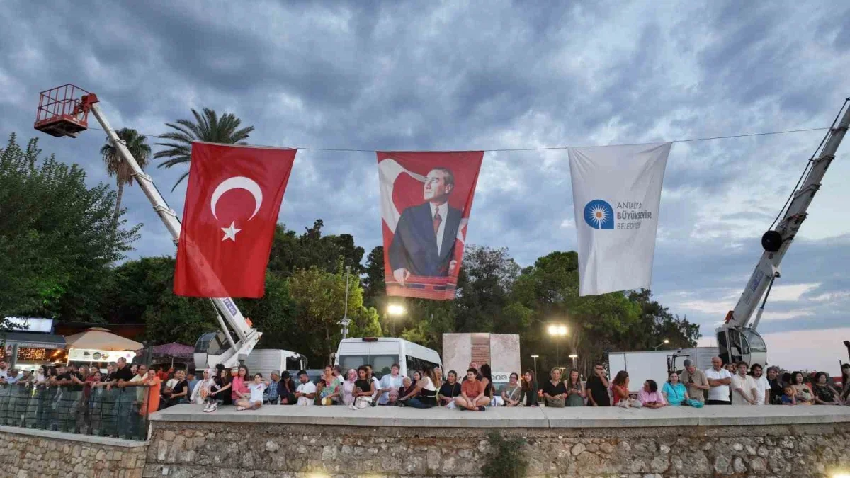 Hıdırlık Kulesi'nde Gün Batımı Konseri Antalyalıları buluşturdu