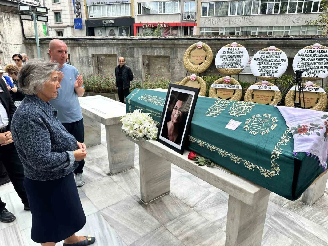 Gülsen Tuncer Şişli'deki cenaze töreniyle uğurlanıyor