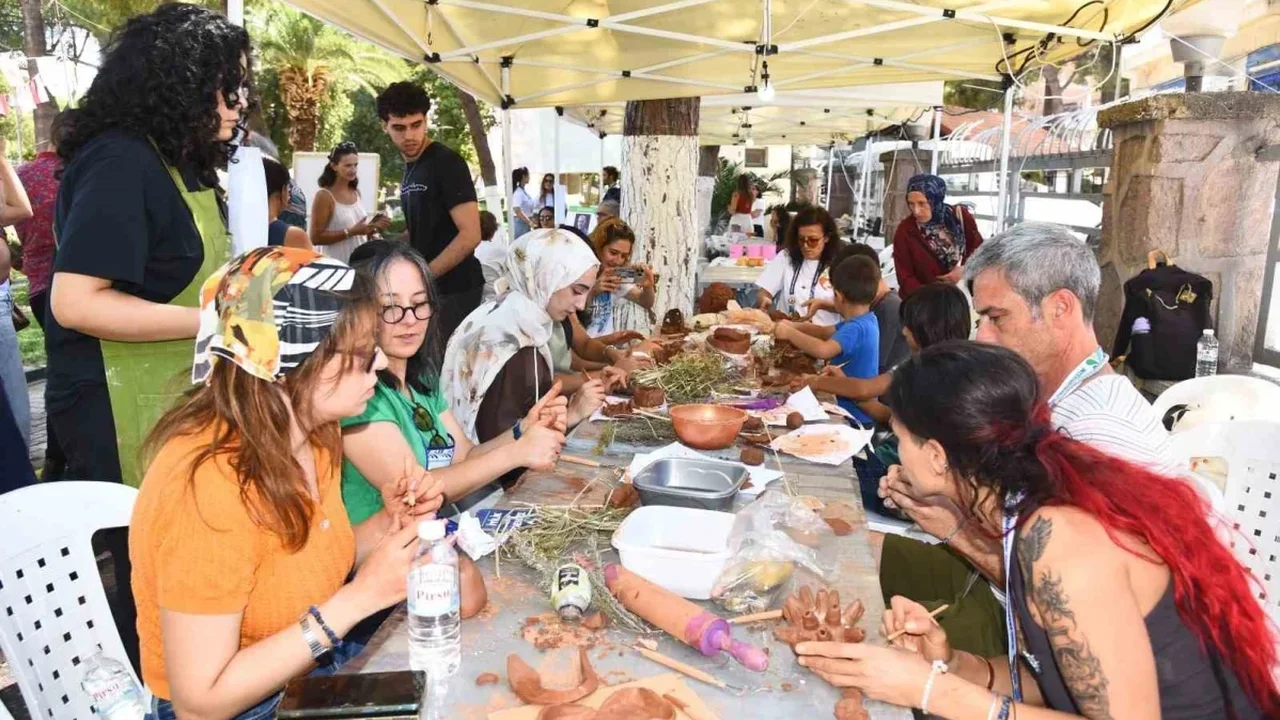 Menemen Çömlek Festivali'nde deniz canlıları için çömlek