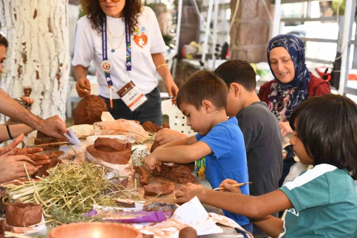 Menemen Çömlek Festivali'nde deniz canlıları için çömlek