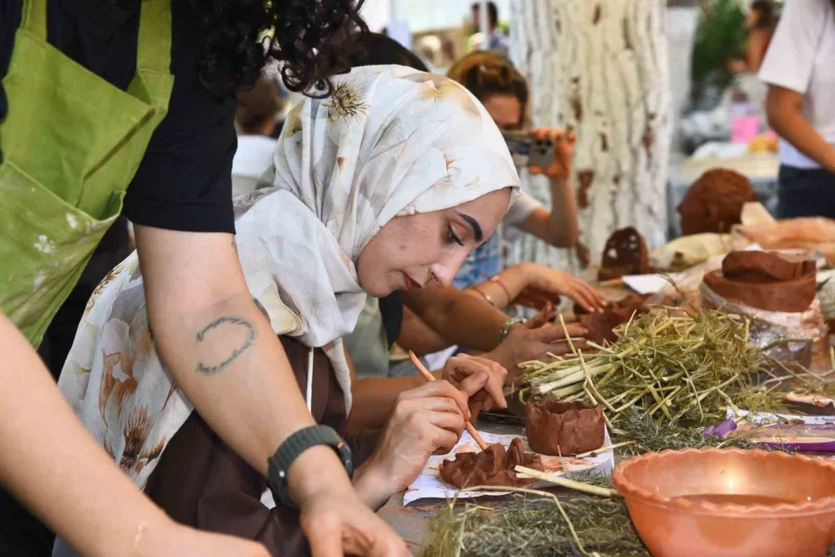 Menemen Çömlek Festivali'nde deniz canlıları için çömlek