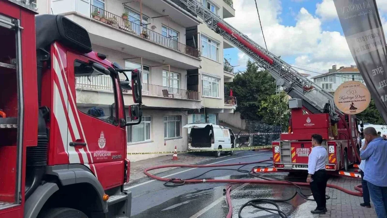 Sarıyer'de yangın: İki binanın çatısı ve araç kullanılamaz oldu