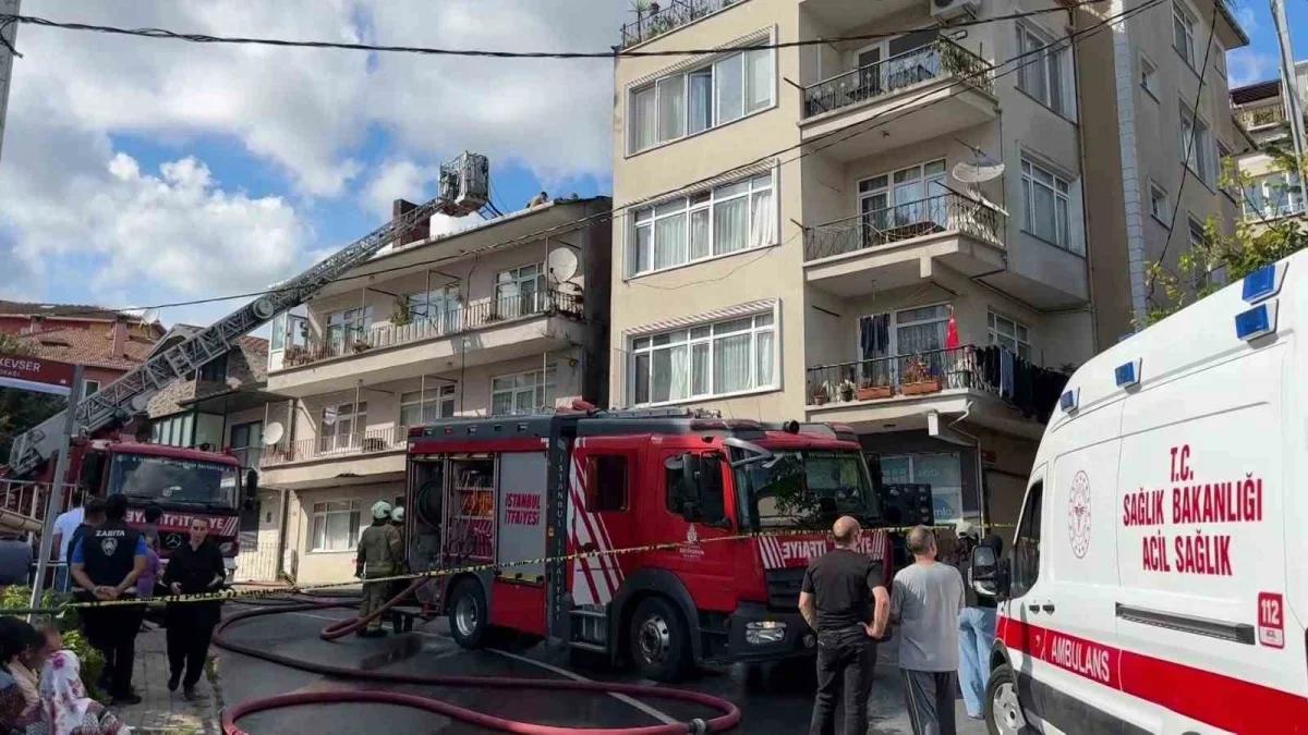 Sarıyer'de yangın: İki binanın çatısı ve araç kullanılamaz oldu