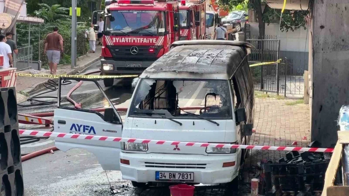 Sarıyer'de yangın: İki binanın çatısı ve araç kullanılamaz oldu
