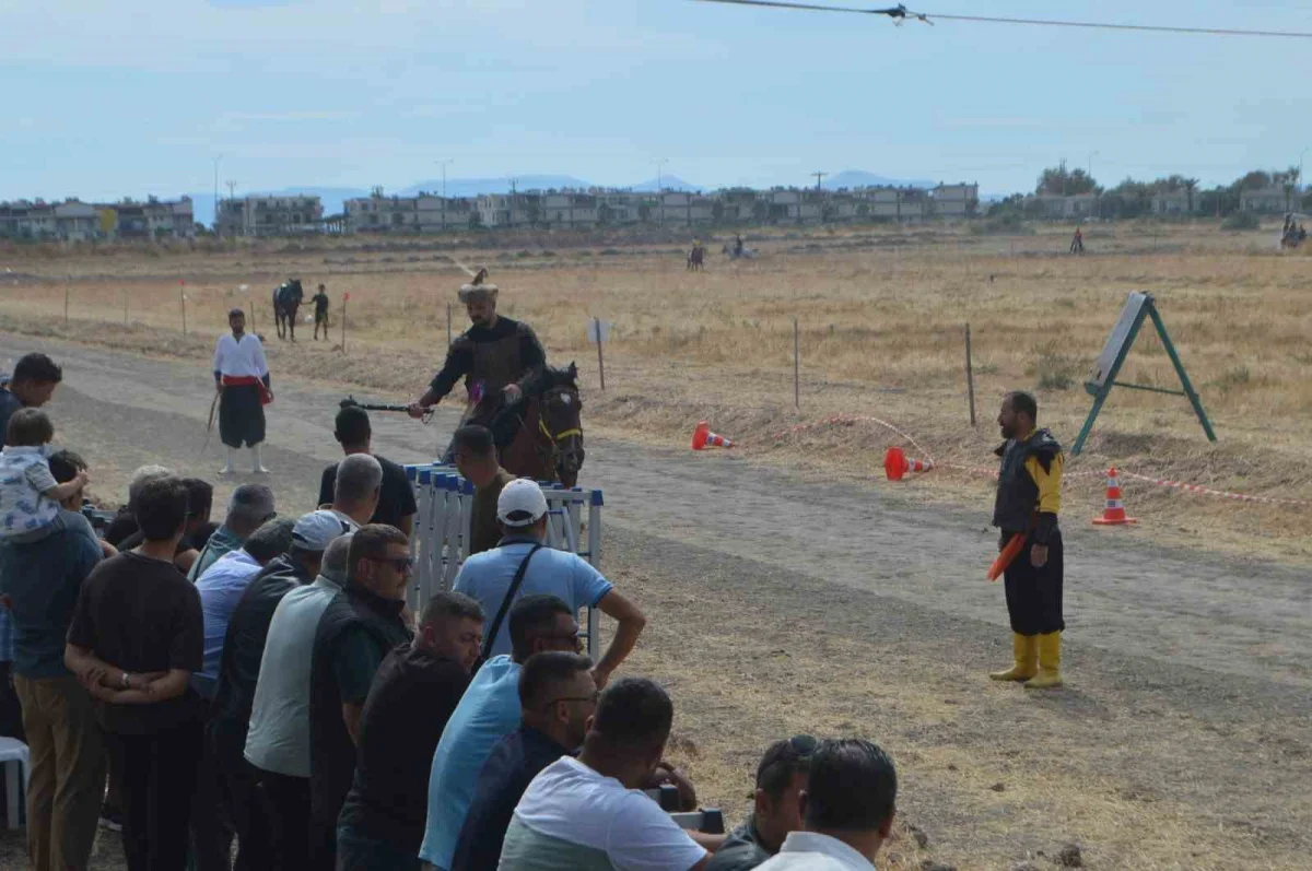 Ayvalık Rahvan At Yarışları'nda 100 at piste çıktı