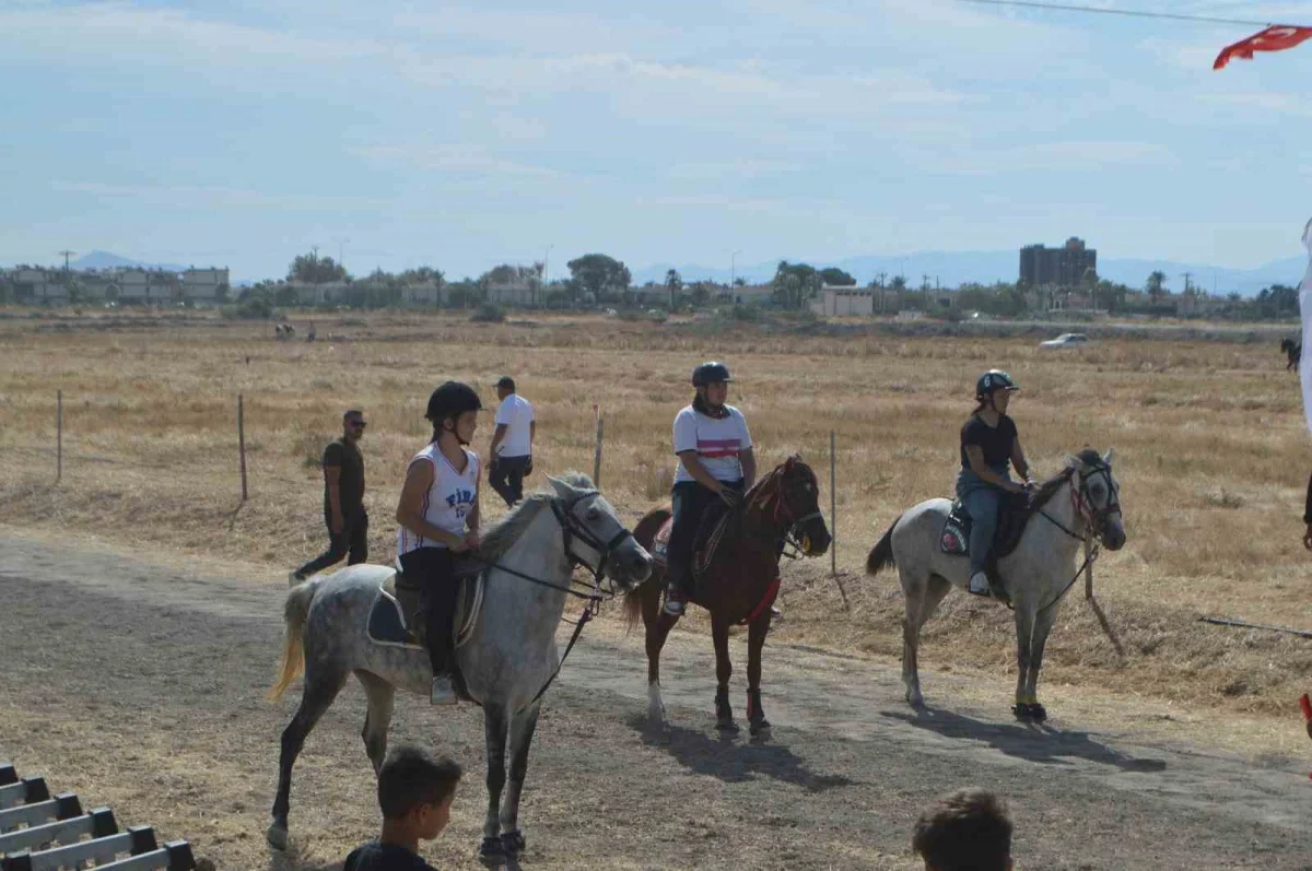 Ayvalık Rahvan At Yarışları'nda 100 at piste çıktı