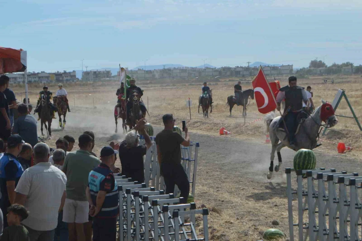 Ayvalık Rahvan At Yarışları'nda 100 at piste çıktı