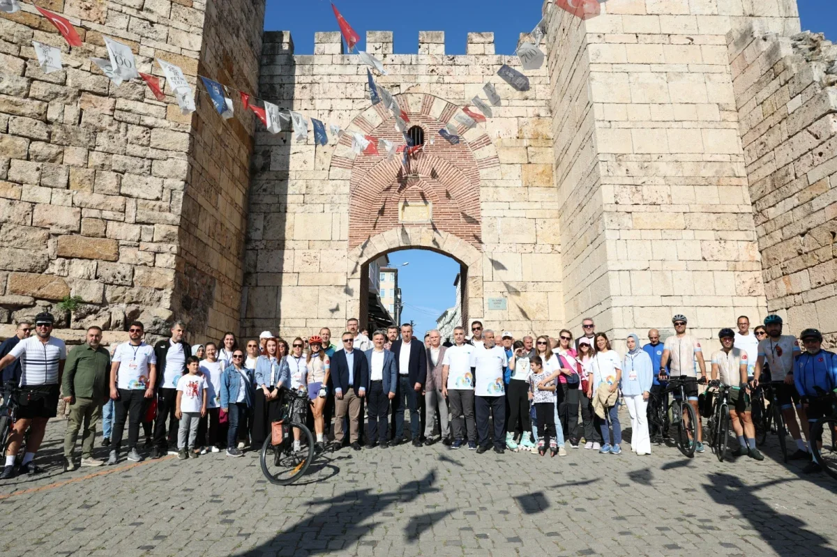 Bursa Heykel'de Atatürk Caddesi 4 saat araç trafiğine kapatıldı