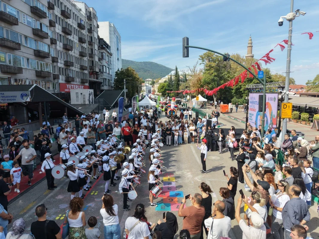 Bursa Heykel'de Atatürk Caddesi 4 saat araç trafiğine kapatıldı