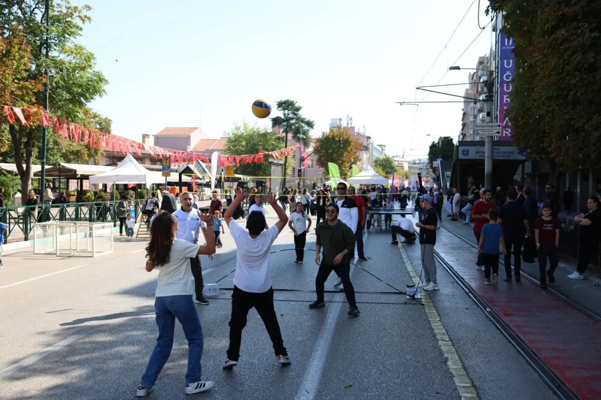 Bursa Heykel'de Atatürk Caddesi 4 saat araç trafiğine kapatıldı