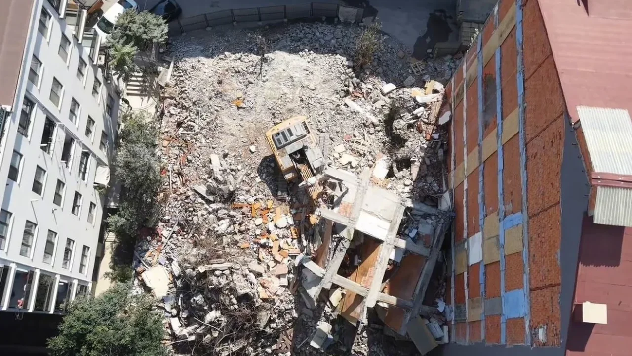 Küçükçekmece'de kentsel dönüşüm yıkımında beton blok çöktü