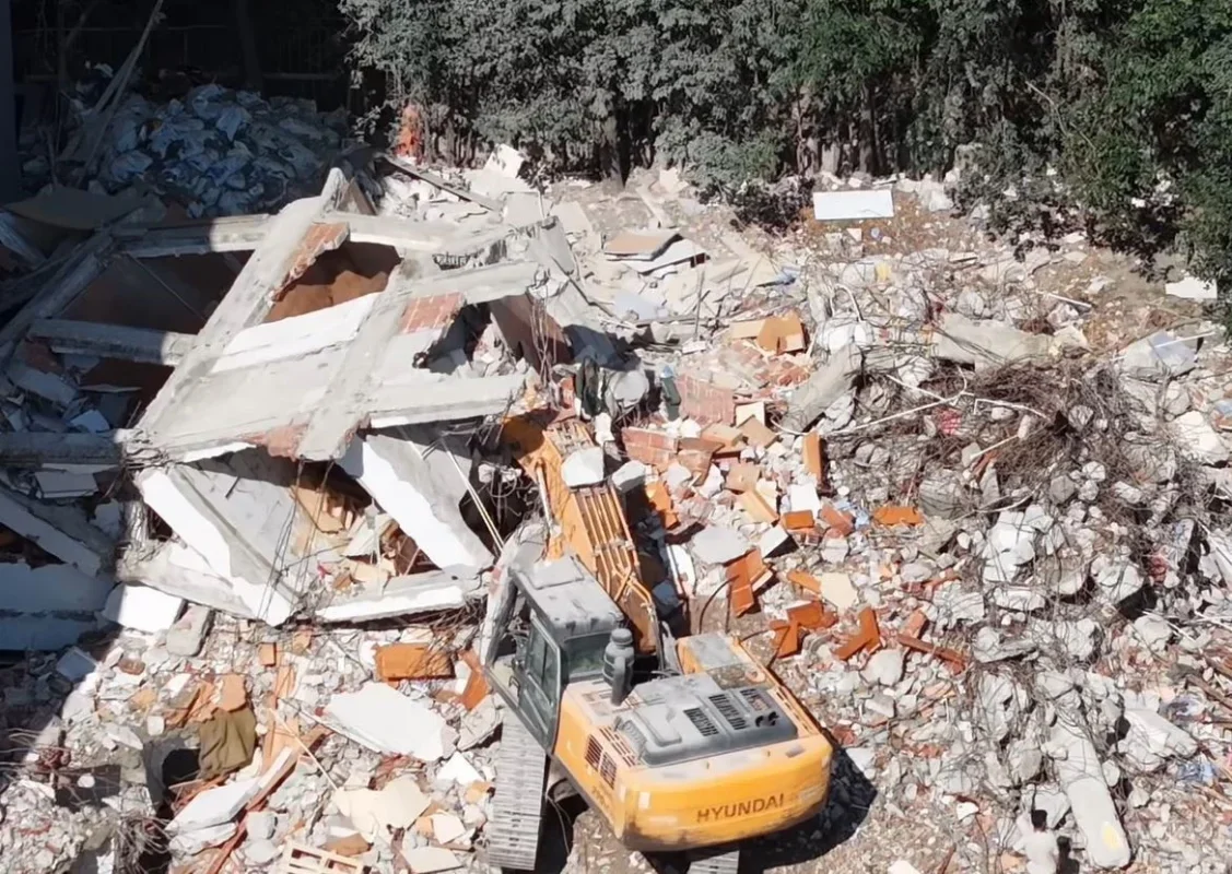 Küçükçekmece'de kentsel dönüşüm yıkımında beton blok çöktü