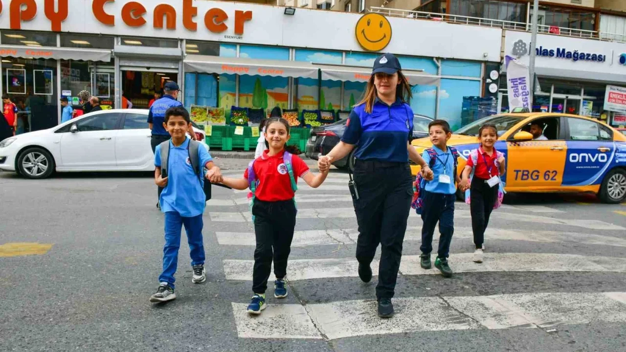 Esenyurt'ta okul çevrelerinde zabıta denetimleri artırıldı