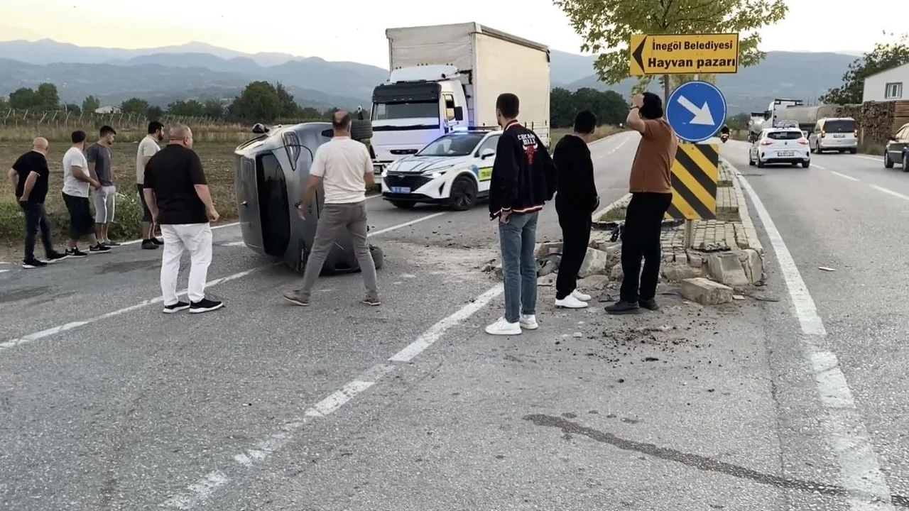 İnegöl'de refüje çarpıp devrilen otomobilin kazası kamerada