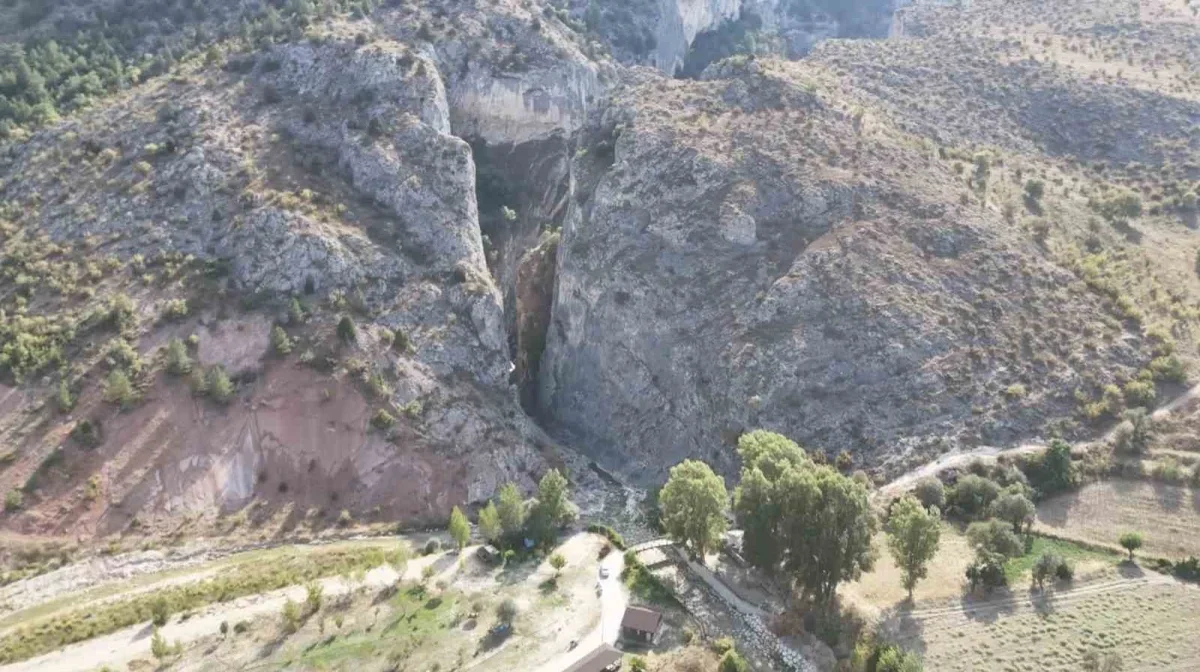 Harmankaya Kanyonu, karanlık gökyüzüyle yıldız tutkunlarını çekiyor