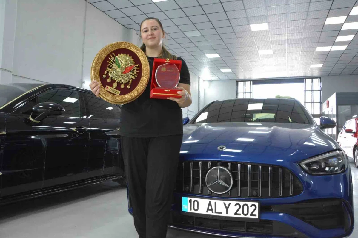 Nisanur Eser Balıkesir'de oto boyada Türkiye'nin yılın kalfası oldu