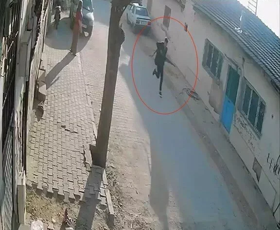 Manisa’daki okul yakınındaki silahlı saldırıda yeni görüntü: Şüpheli tüfekle kaçtı