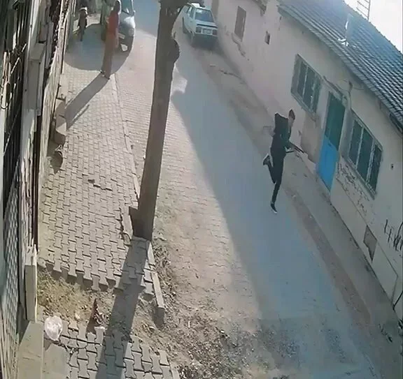 Manisa’daki okul yakınındaki silahlı saldırıda yeni görüntü: Şüpheli tüfekle kaçtı