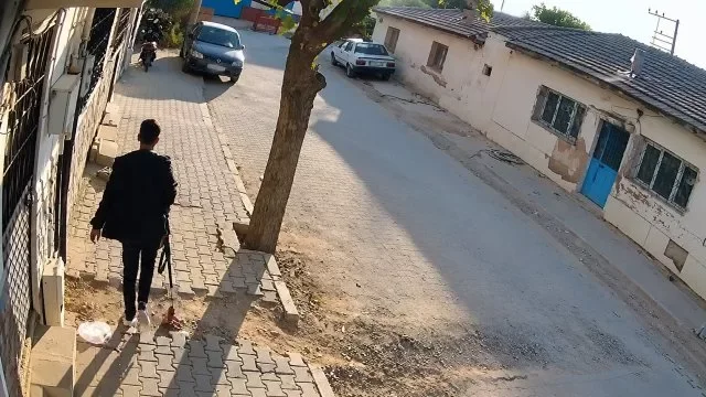 Manisa’daki okul yakınındaki silahlı saldırıda yeni görüntü: Şüpheli tüfekle kaçtı
