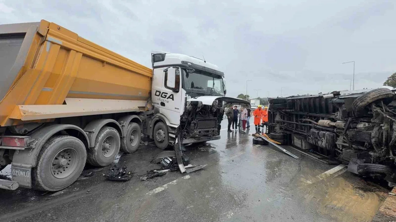 Arnavutköy-Habipler yolunda kamyon kazası: 2 sürücü yaralı