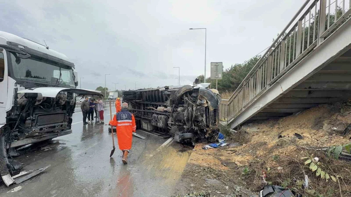 Arnavutköy-Habipler yolunda kamyon kazası: 2 sürücü yaralı