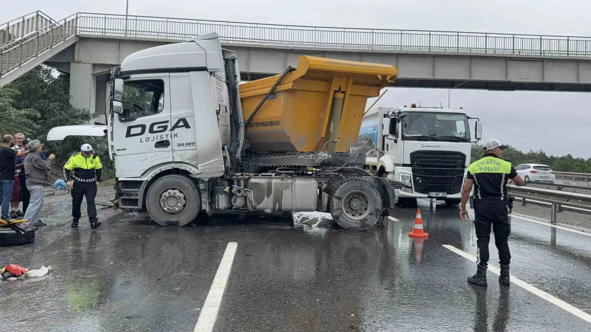 Arnavutköy-Habipler yolunda kamyon kazası: 2 sürücü yaralı