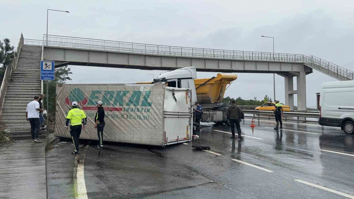 Arnavutköy-Habipler yolunda kamyon kazası: 2 sürücü yaralı