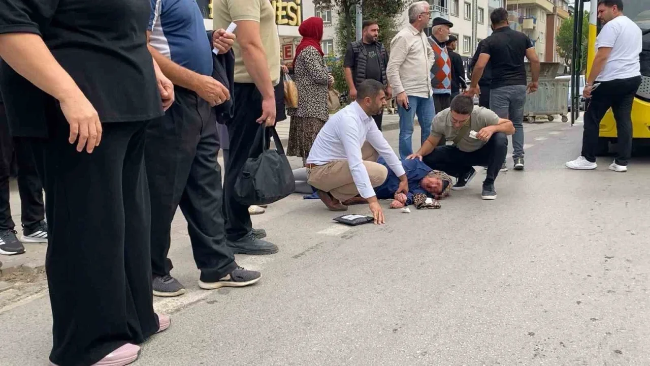İnegöl'de özel halk otobüsü yayaya çarptı: Kadın ağır yaralı