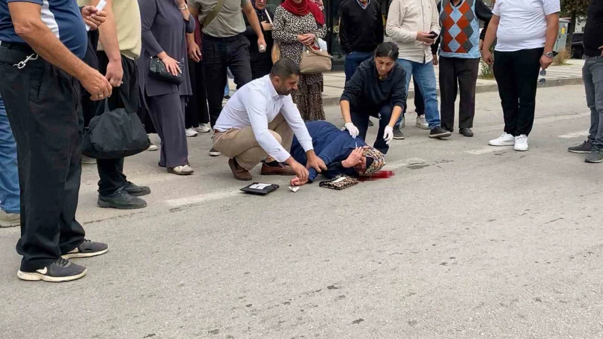 İnegöl'de özel halk otobüsü yayaya çarptı: Kadın ağır yaralı