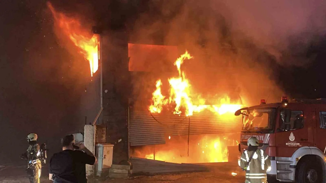 Esenyurt'ta lastikçi yangını 5 iş yerine ve yemek şirketine sıçradı