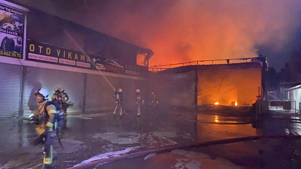Esenyurt'ta lastikçi yangını 5 iş yerine ve yemek şirketine sıçradı