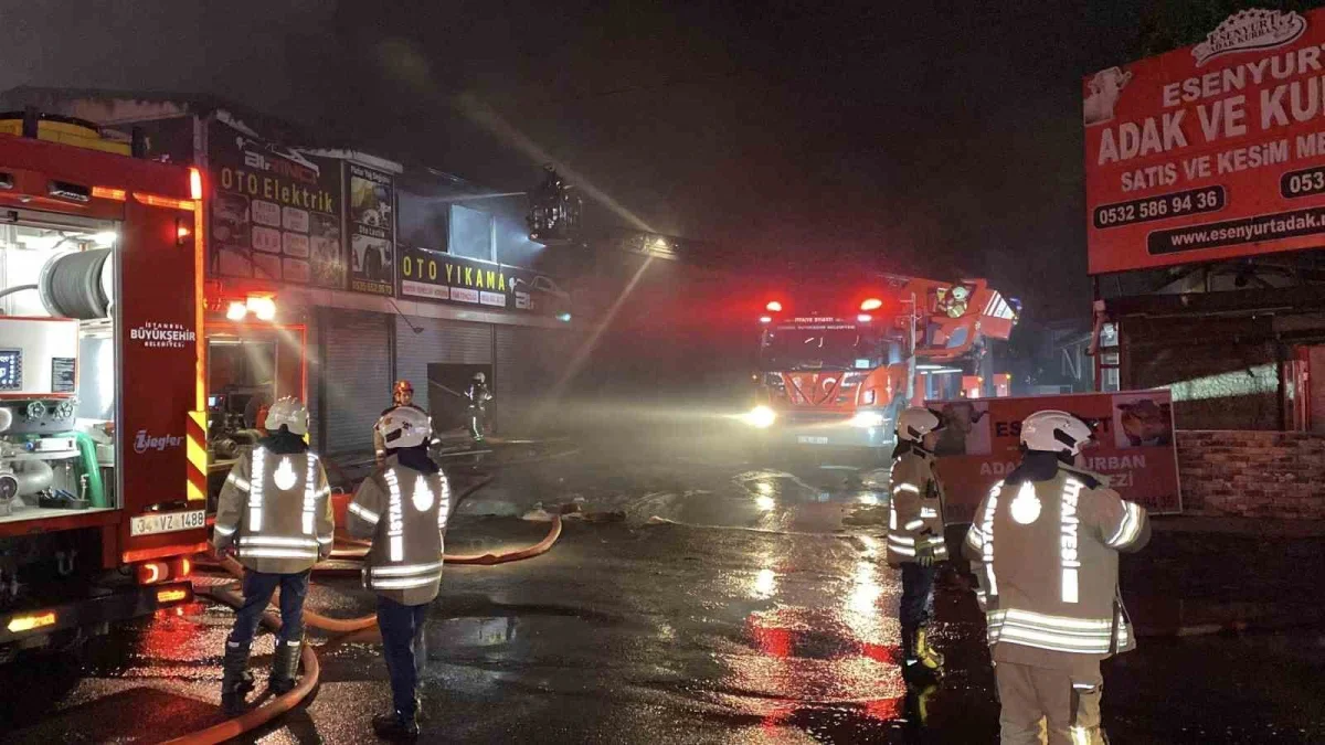 Esenyurt'ta lastikçi yangını 5 iş yerine ve yemek şirketine sıçradı