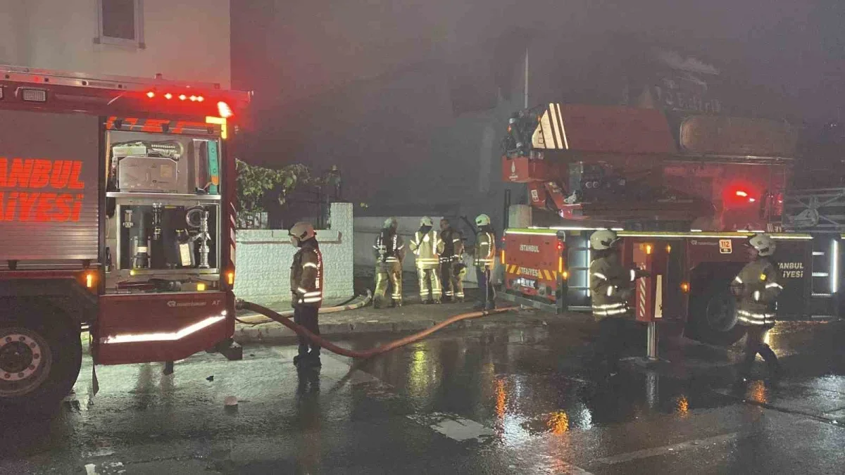 Esenyurt'ta lastikçi yangını 5 iş yerine ve yemek şirketine sıçradı