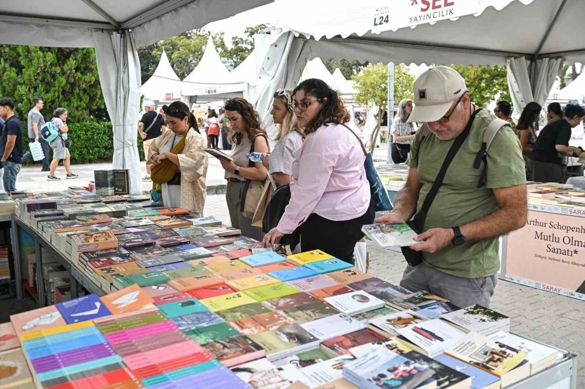 İZKİTAP 8. İzmir Kitap Fuarı Kültürpark'ta yoğun ilgi görüyor