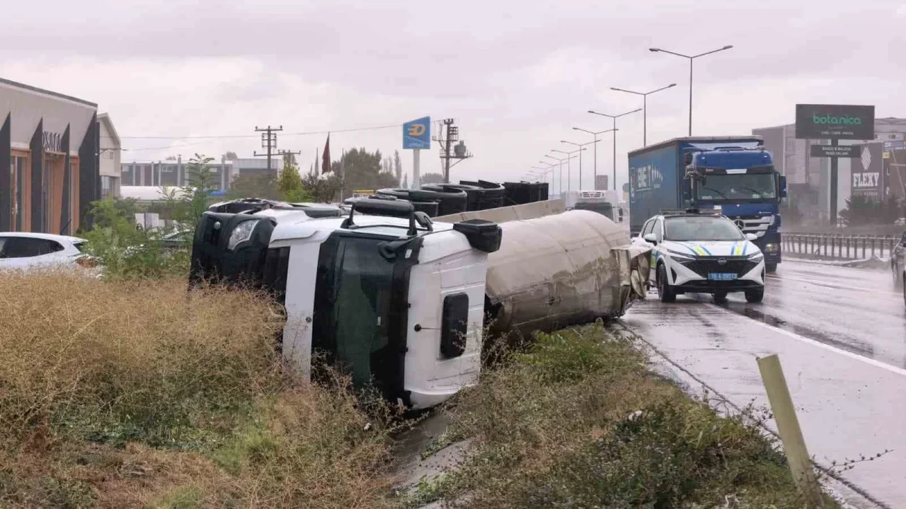 İnegöl'de sıvı tuz tankeri devrildi: Sürücü yaralandı